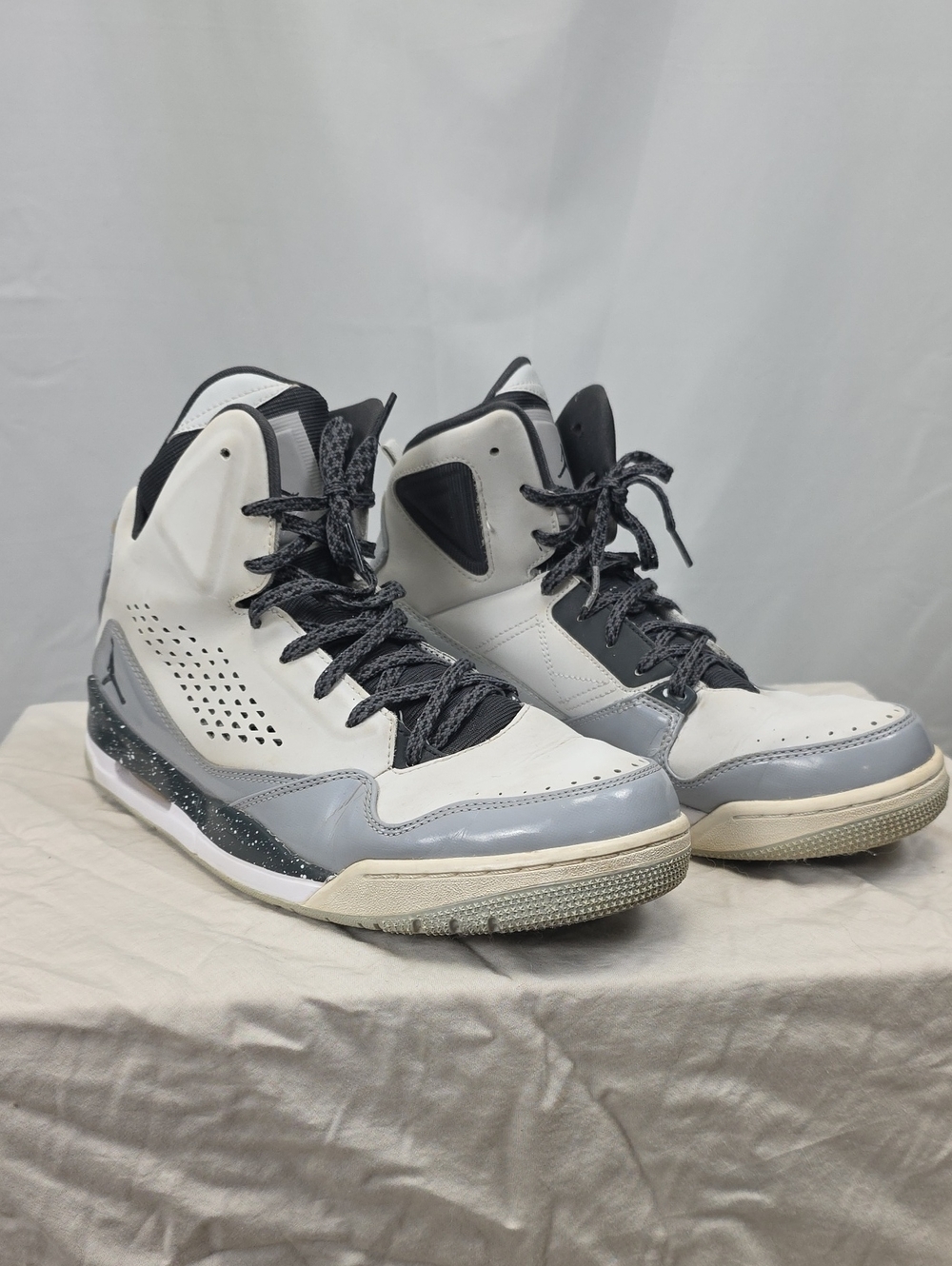 Nike Jordan Flight Men’s High-Top Basketball Shoes in White and Gray Size 9.5